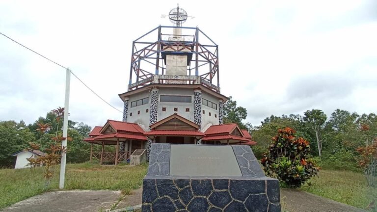 Tugu Khatulistiwa Santan Ulu, juga dikenal sebagai Tugu Equator adalah sebuah monumen yang menandai garis imajiner khatulistiwa.