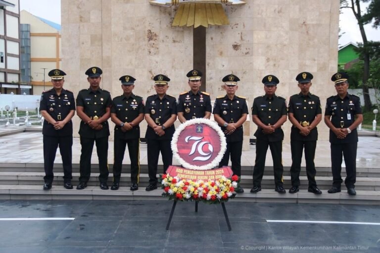 Hari Pengayoman, Kanwil Kemenkumham Kaltim Upacara dan Ziarah Tabur Bunga di TMP Kesuma Bangsa
Telah dibaca : 848 Kali.
Dalam rangka memperingati Hari Pengayoman ke-79, Kanwil Kemenkumham Kalimantan Timur (Kaltim) menggelar upacara dan ziarah tabur bunga di Taman Makam Pahlawan (TMP) Kesuma Bangsa, Samarinda, Jumat (9/8/2024).