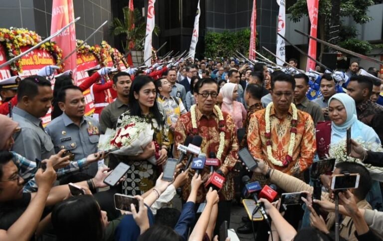 Pergantian Pimpinan, Supratman Tekankan Kolaborasi dan Pesan Jangan Ada Perpecahan
Telah dibaca : 1.015 Kali.
Menteri Hukum dan HAM (Menkumham) Supratman Andi Agtas menegaskan prinsip keberhasilan hanya satu, yaitu kolaborasi.