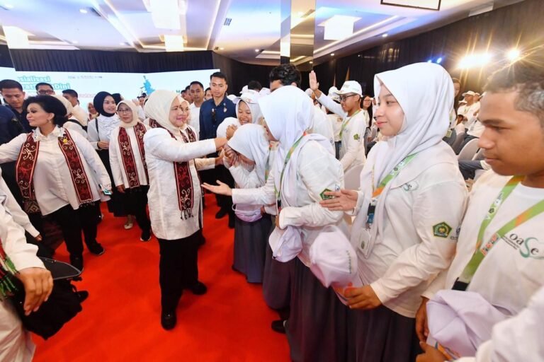 Jokowi-Ma’ruf Segera Purnatugas, Iriana dan Wury Pamitan ke 500 Siswa Balikpapan
Telah dibaca : 778 Kali.