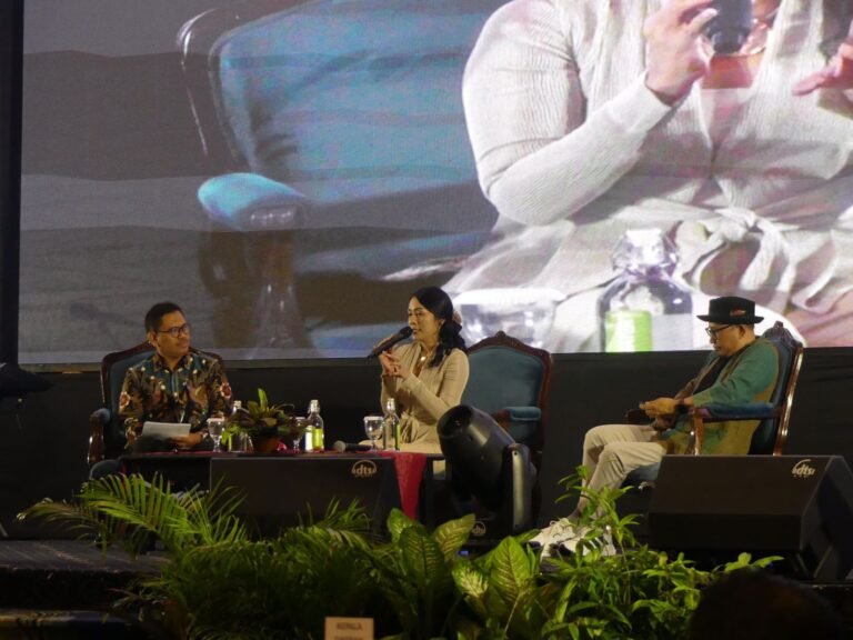 Dewi ‘Dee’ Lestari Dorong Penulis Kalimantan Terus Berkarya
Telah dibaca : 993 Kali.