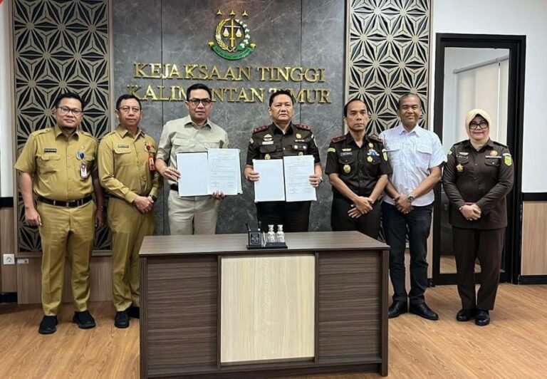 Dukungan Konkret Pemkot Samarinda : Hibah Toyota Land Cruiser untuk Kejati Kaltim
Telah dibaca : 928 Kali.