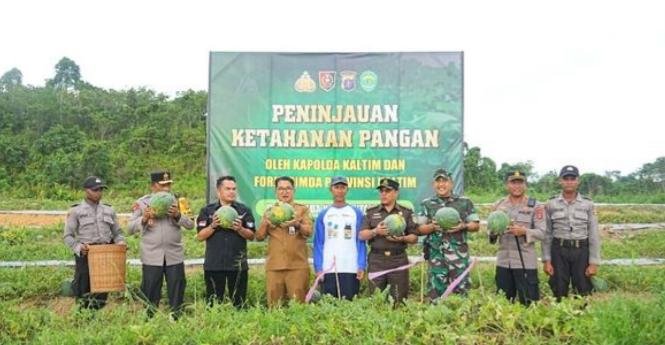 Panen Semangka di SPN Polda Kaltim, Pj Gubernur Tekankan Pentingnya Kolaborasi
