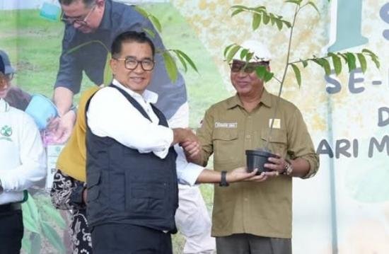 Pj Gubernur Kaltim Akmal Malik Ajak Menanam Pohon Demi Kebaikan Hidup
Telah dibaca : 898 Kali.