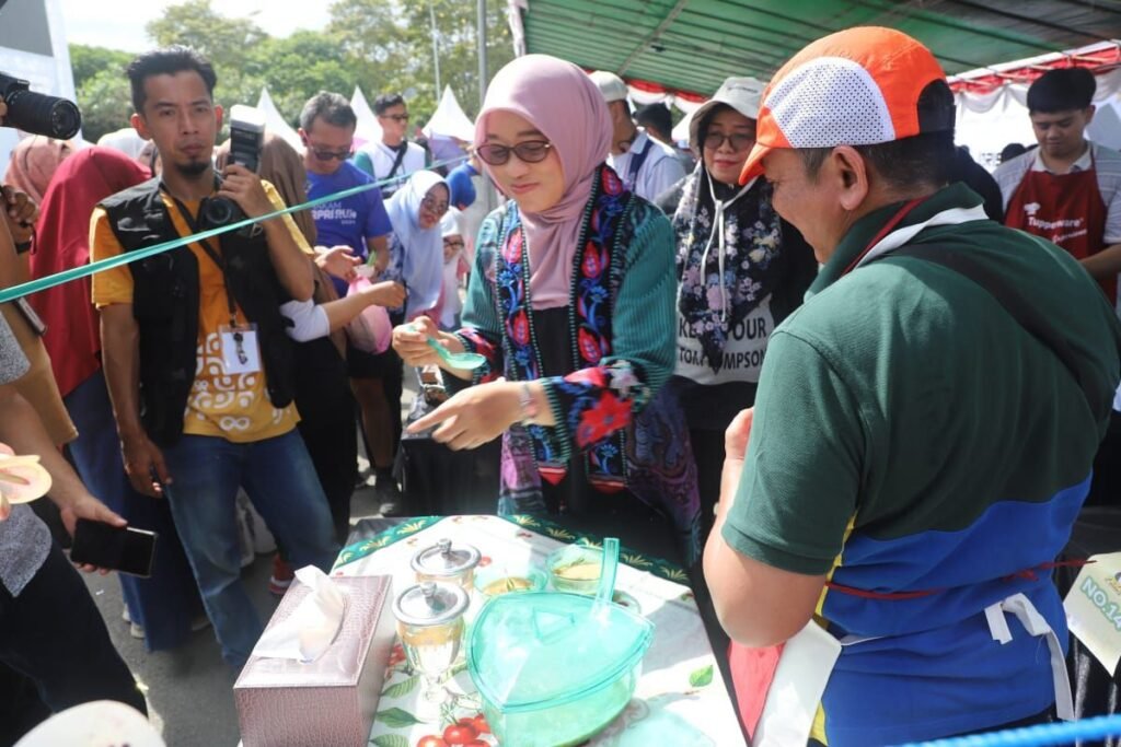 Bapak-bapak Kepala Perangkat Daerah Pemprov Kaltim Lomba Memasak Kolak Pisang