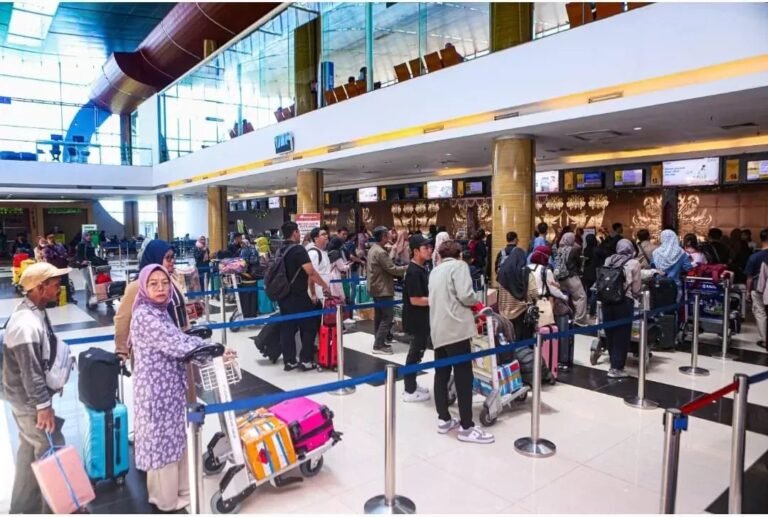 Mudik Lewat Bandara APT Pranoto, Tujuan Jakarta dan Surabaya Paling Diminati
Telah dibaca : 959 Kali.