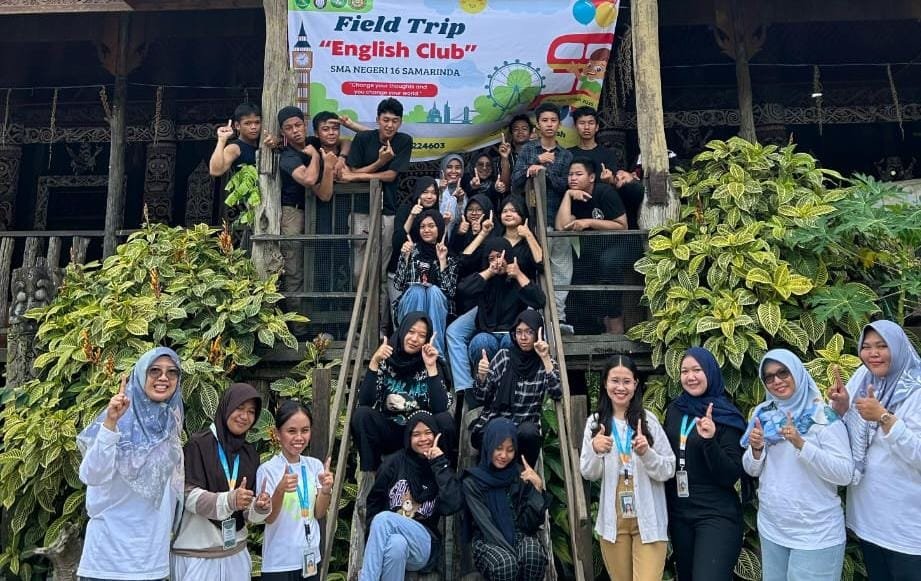 Siswa SMAN 16 Samarinda Belajar Bersama Mahasiswa Filipina di Rumah Lamin Pak Ja’ang