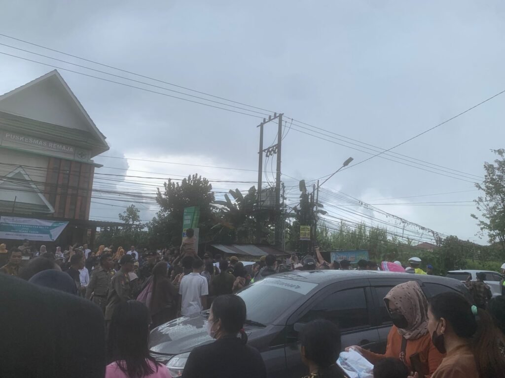 Kunker Pertama Gibran Disambut Hujan, Masyarakat Tetap Antusias