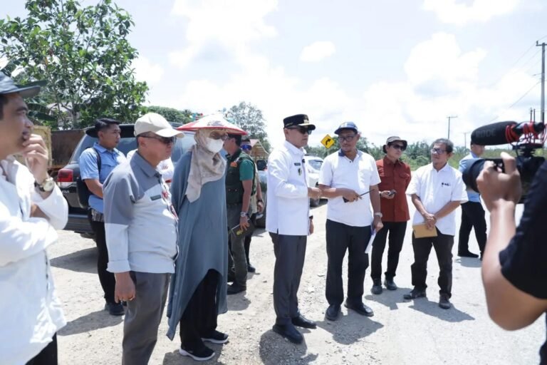 Prihatin Kondisi Jalan di Kubar, Wagub Kaltim Janji Perbaikan Tahun Ini
Telah dibaca : 757 Kali.