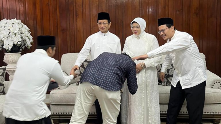 Open House Idulfitri, Menag Ajak Umat Amalkan Nasihat Ramadan
Telah dibaca : 812 Kali.