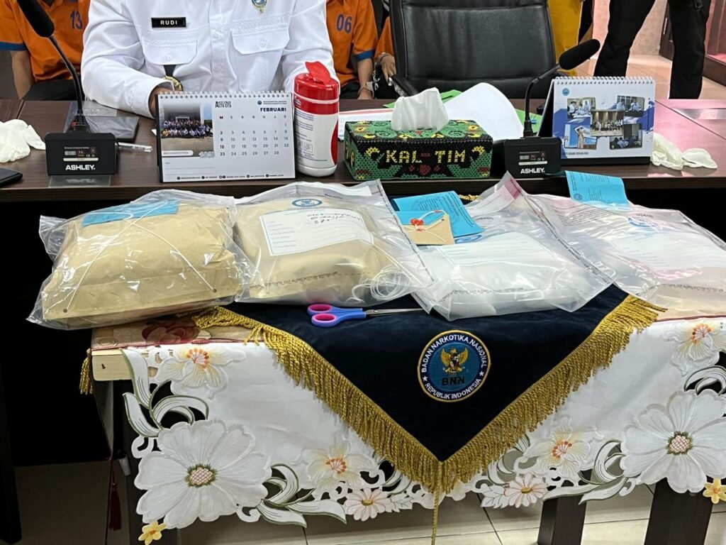 BNNP Kaltim Tangkap Dua Kurir Ekstasi di Hotel Samarinda, 30 Butir Pil Biru Disita