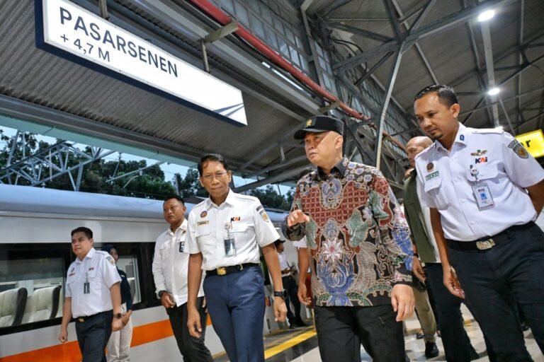 Menhub Pastikan Arus Mudik di Stasiun Pasar Senen dan Tol Jakarta-Cikampek Lancar
Telah dibaca : 847 Kali.