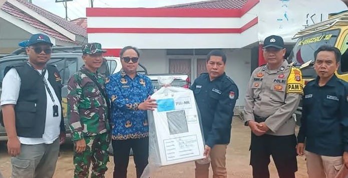 Pihak Kecamatan Loa Kulu Kawal Distribusi logistik PSU ke Pelosok Desa