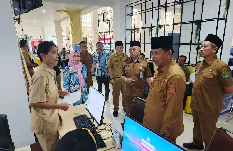 Hari Pertama Masuk KantorTeks, Sekda Kukar Cek Ujung Tombak Pelayanan