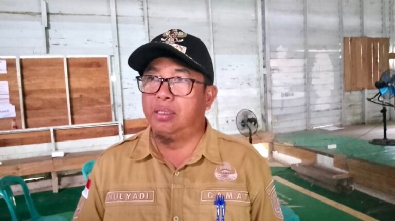 Di tengah maraknya aktivitas pertambangan dan ancaman deforestasi di beberapa wilayah Kalimantan Timur (Kaltim), Camat Muara Muntai Mulyadi tampil menenangkan.