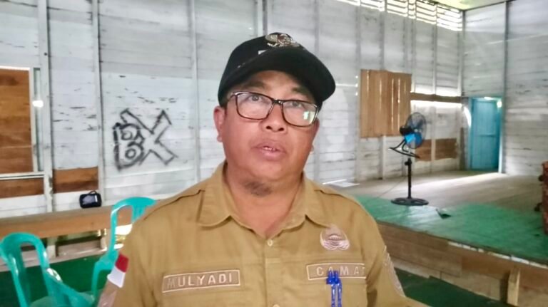 Pemekaran RT di Muara Ilir Sukses, Camat Mulyadi Beri Apresiasi
Telah dibaca : 876 Kali.
Pihak Kecamatan Muara Muntai memberikan apresiasi tinggi kepada Pemerintah Desa (Pemdes) Muara Muntai Ilir atas keberhasilan dalam merealisasikan dua program strategis yang menyentuh langsung kepentingan masyarakat.