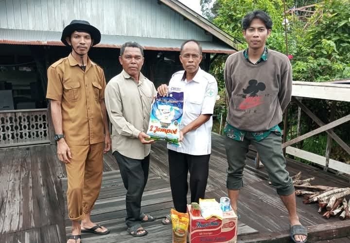 Banjir Rendam Muara Muntai Ilir, Camat Mulyadi Pastikan Bantuan Tersalurkan Hujan deras yang mengguyur wilayah hulu Sungai Mahakam dalam beberapa hari terakhir kembali memicu banjir di Desa Muara Muntai Ilir, Kecamatan Muara Muntai, Kabupaten Kutai Kartanegara (Kukar).