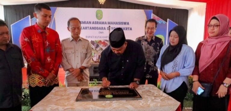 Bupati Kutai Kartanegara (Kukar), Edi Damansyah, menyampaikan pesan moral kepada mahasiswa saat meresmikan Asrama Mahasiswa Kukar di Kota Yogyakarta, Kamis, 1 Mei 2025.