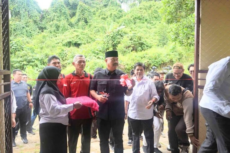 Bupati Kukar Resmikan Bank Sampah Asri di Bukit Biru, Edi Damansyah Puji Inisiatif Warga
Telah dibaca : 775 Kali.