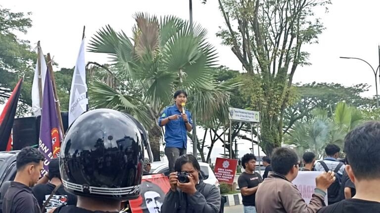 SAMARINDA : Ratusan buruh, mahasiswa, dan aktivis turun ke jalan memperingati Hari Buruh Internasional atau May Day 1 Mei 2025.