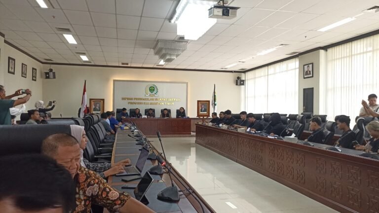 Tuntut Pemerataan Pembangunan, Warga Mahulu Datangi DPRD Kaltim
Telah dibaca : 748 Kali.