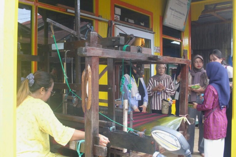 Kelompok Arjuna Bakti BCA 2025 Gaungkan Cinta Budaya Lokal Lewat Kampung Tenun Tour dan Bazar
Telah dibaca : 852 Kali.