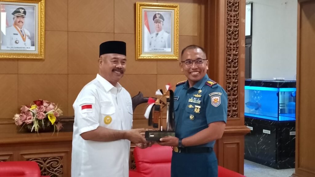 Pemkab Kukar Serahkan Dua Bidang Tanah ke TNI AL untuk Perkuat Keamanan Maritim