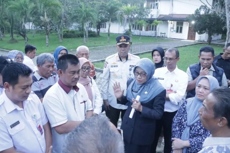 Sambut Tahun Ajaran Baru, Sekda Kaltim Tinjau Fasilitas SMAN 10 Samarinda
Telah dibaca : 721 Kali.