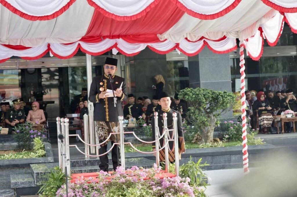 Peringatan Hardiknas 2025, Rudy Mas’ud: Tak Boleh Ada Diskriminasi Gubernur Kalimantan Timur (Kaltim), Rudy Mas’ud menegaskan bahwa pendidikan merupakan hak asasi sekaligus hak sipil setiap warga negara yang tidak boleh dibatasi oleh domisili, kondisi ekonomi, maupun latar belakang sosial lainnya.