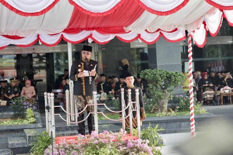 Peringatan Hardiknas 2025, Rudy Mas’ud: Tak Boleh Ada Diskriminasi
Telah dibaca : 900 Kali.
Gubernur Kalimantan Timur (Kaltim), Rudy Mas’ud menegaskan bahwa pendidikan merupakan hak asasi sekaligus hak sipil setiap warga negara yang tidak boleh dibatasi oleh domisili, kondisi ekonomi, maupun latar belakang sosial lainnya.