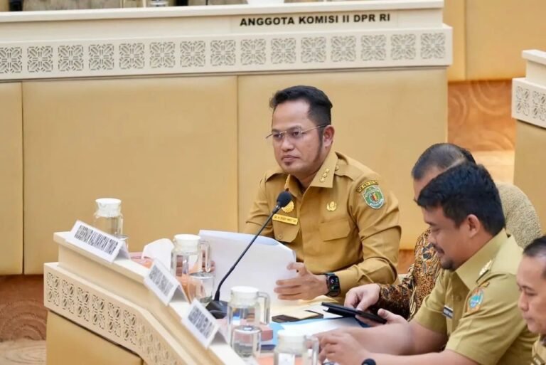 Gubernur Kalimantan Timur (Kaltim) Rudy Mas'ud menunjukkan komitmennya dalam memperjuangkan nasib tenaga non-Aparatur Sipil Negara (ASN) agar dapat diangkat menjadi Pegawai Pemerintah dengan Perjanjian Kerja (PPPK).