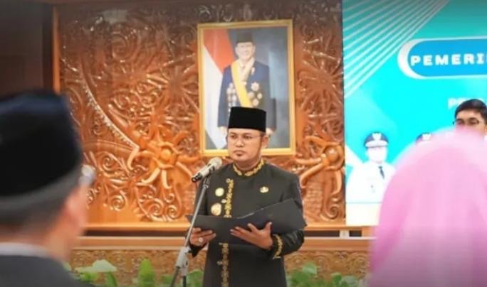 Gubernur Kaltim Lantik 11 Pejabat Baru, Tekankan Akselerasi Menuju Generasi Emas Gubernur Kalimantan Timur (Kaltim), Rudy Mas'ud, menegaskan bahwa para pejabat yang baru dilantik harus memiliki semangat tinggi untuk segera berakselerasi dalam mewujudkan visi dan misi Kaltim Sukses Menuju Generasi Emas.