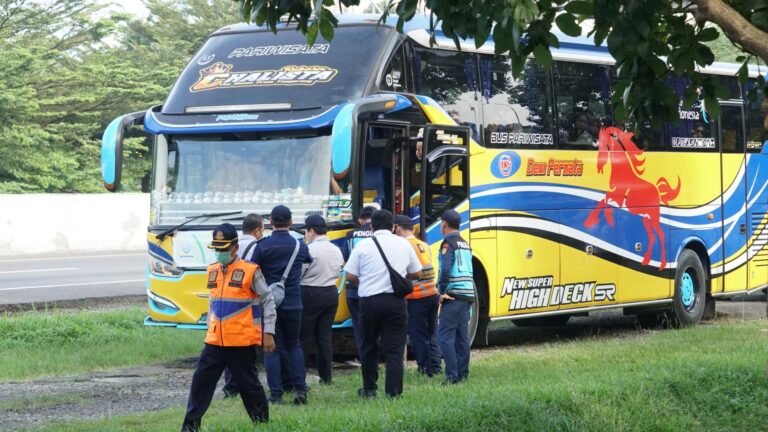 Inspeksi Keselamatan Lalu Lintas di Tol Jagorawi, 21 Bus Langgar Aturan
Telah dibaca : 812 Kali.