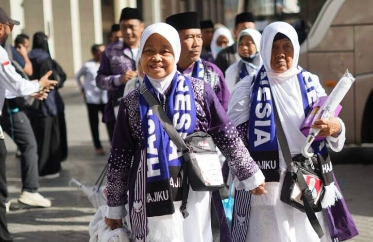 Rombongan pertama jemaah haji asal Indonesia tiba di Bandara Amir Muhammad bin Abdul Aziz (AMAA), Madinah, Arab Saudi.