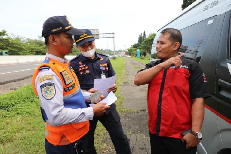 Inspeksi Keselamatan LLAJ di Rest Area KM 45A, Ditjen Hubdat Tindak 73 Kendaraan
Telah dibaca : 892 Kali.
