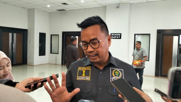 Baharuddin Demmu Desak Penyelesaian Pembayaran Lahan di Ringroad Samarinda
Telah dibaca : 769 Kali.