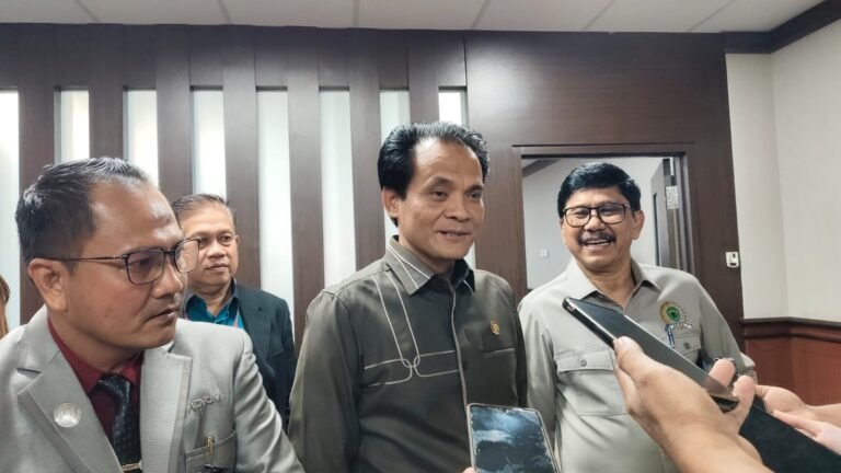 BK DPRD Kaltim Hormati Proses Hukum, Tak Campuri Kasus Korupsi yang Menjerat KMR
Telah dibaca : 767 Kali.