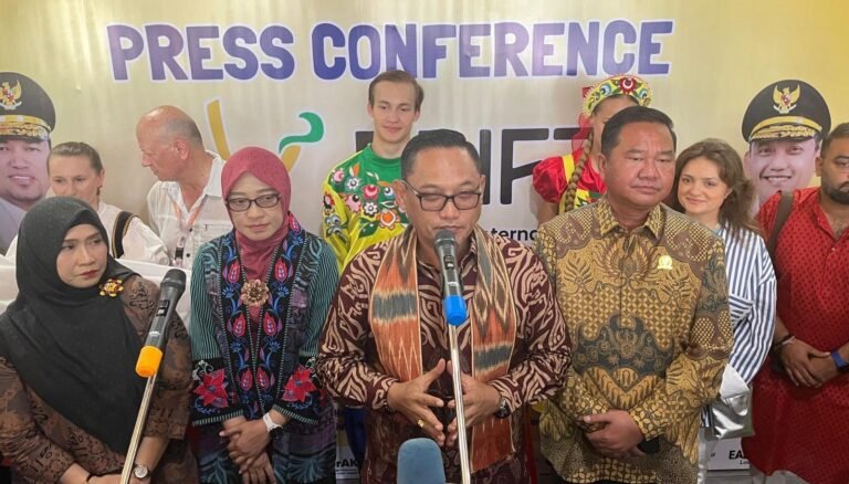 Delegasi 5 Negara Tampil di Kirab Budaya EBIFF 2025, Seno Aji: Bentuk Nyata Bhineka Tunggal Ika
Telah dibaca : 718 Kali.