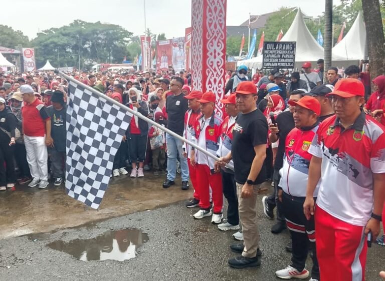 Andi Harun Lepas Peserta Jalan Santai, Satu Tiket Umrah Menanti Warga yang Beruntung
Telah dibaca : 700 Kali.