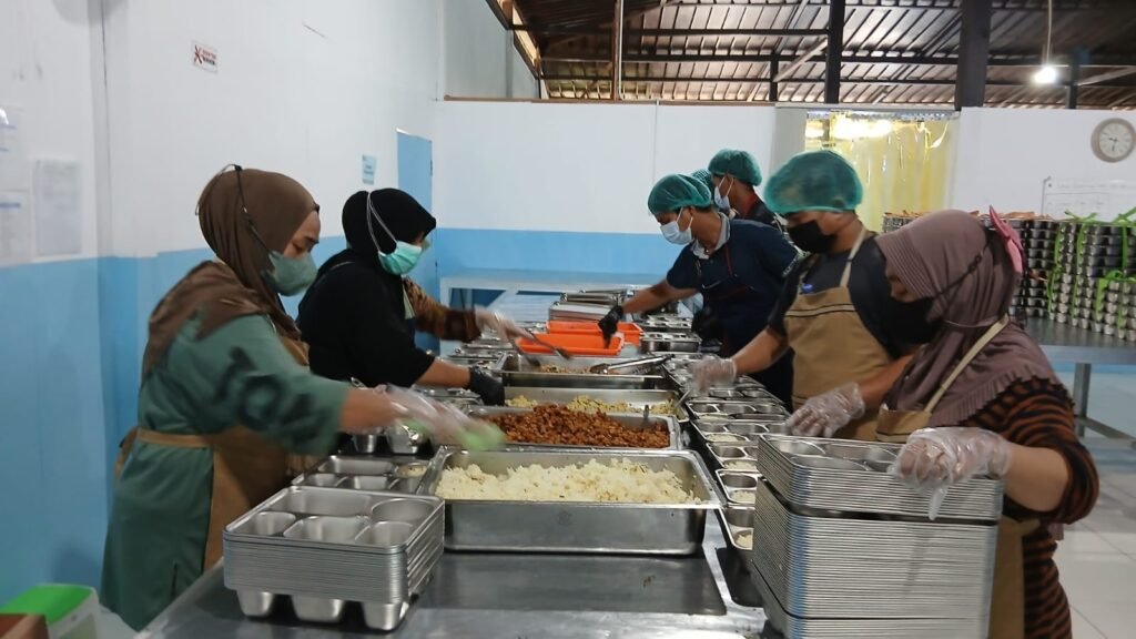 Produksi Dimulai Tengah Malam, Dapur MBG Samarinda Ulu 2 Siapkan Ribuan Porsi untuk Pelajar