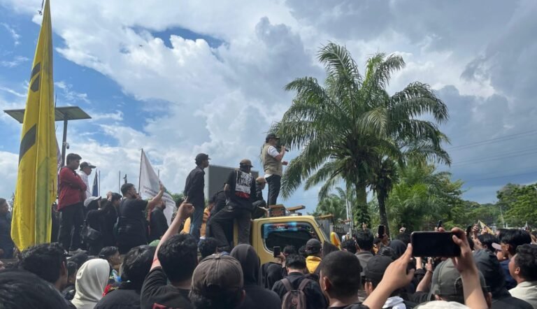 Hasanuddin Mas’ud Turun Temui Massa Aksi, Janji Tindaklanjuti Aspirasi ke Pusat
Telah dibaca : 640 Kali.