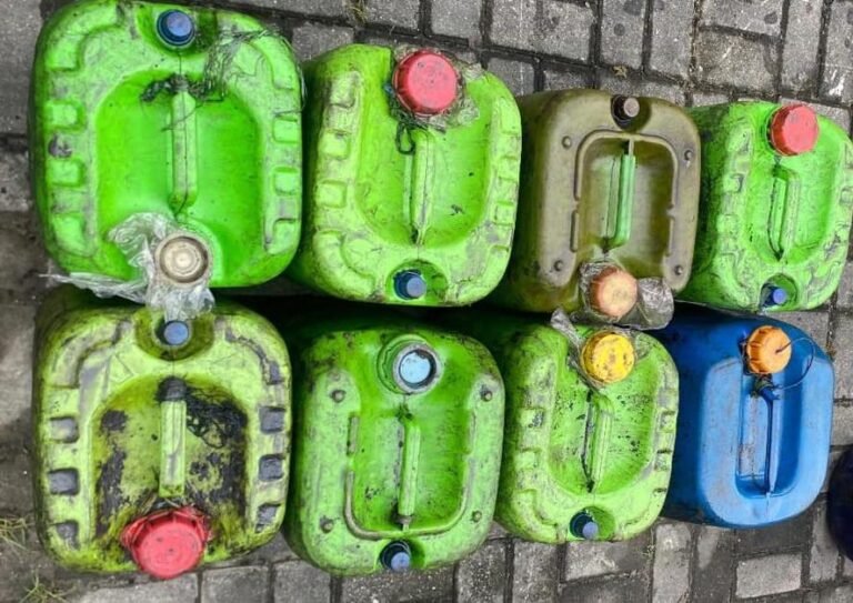 3 Tersangka Penyelewengan Solar Subsidi 990 Liter Diamankan Polresta Samarinda
Telah dibaca : 702 Kali.