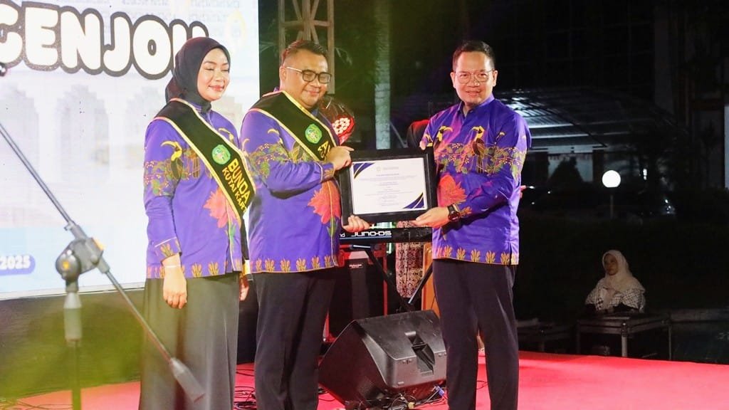 Bupati Kukar Aulia Rahman Basri dan Istri Dikukuhkan sebagai Ayah-Bunda GenRe