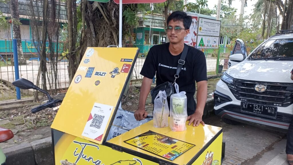 Kisah Ridho, Penjual Kopi Keliling di Samarinda Panen Rezeki saat Demo di DPRD Kaltim