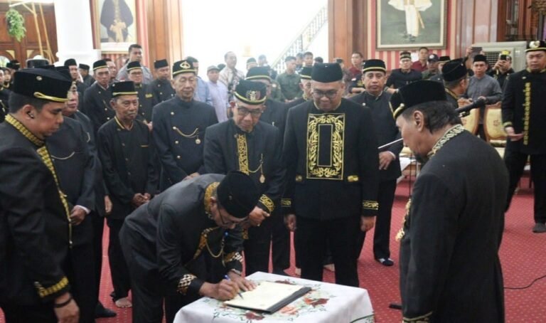 Sultan Aji Muhammad Arifin Pimpin Pengukuhan Pemangku Adat Kutai Wilayah Kutim
Telah dibaca : 755 Kali.