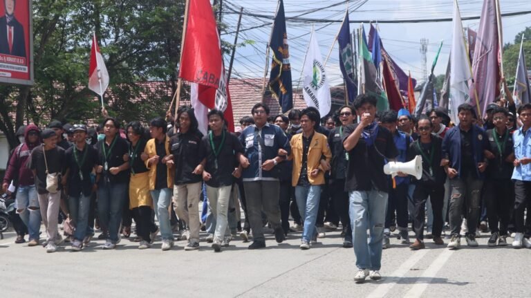 Ribuan Massa Geruduk DPRD Kaltim, Isu Tunjangan Dewan Jadi Sorotan Utama
Telah dibaca : 666 Kali.