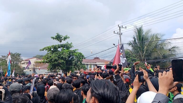 Ricuh Demo di DPRD Kaltim, Pemuda Diduga Provokator Diamankan
Telah dibaca : 693 Kali.