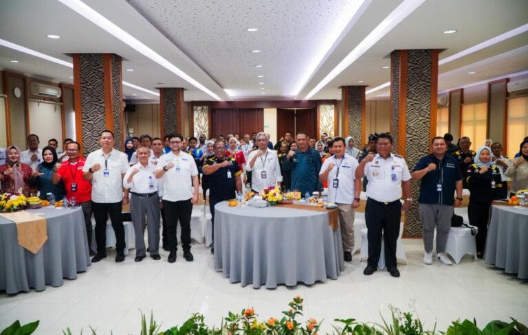 Kemenhub Apresiasi Petugas Transportasi pada Harhubnas 2025
Telah dibaca : 734 Kali.