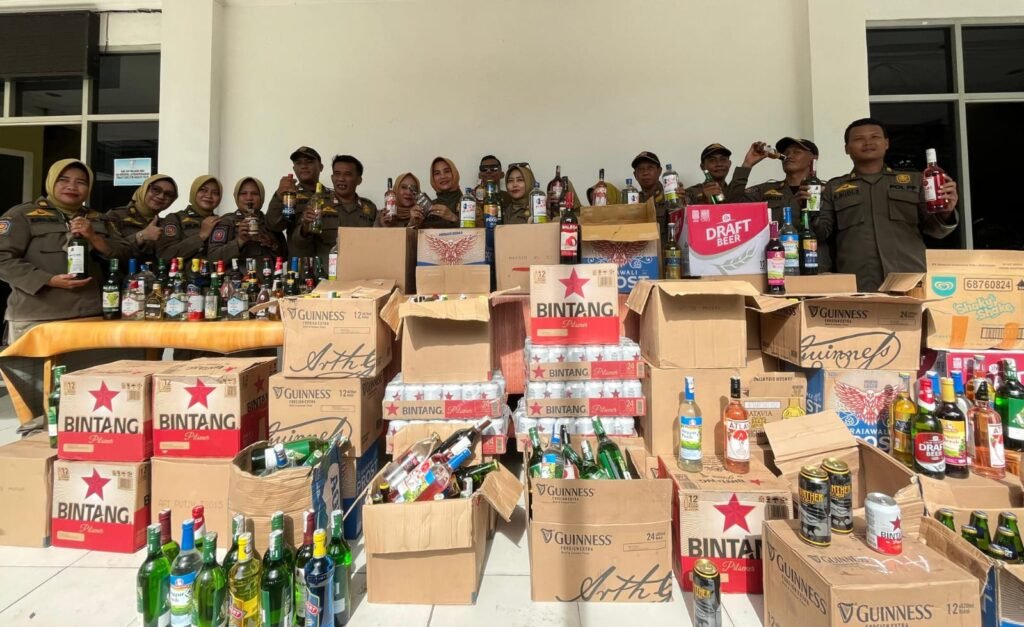 710 Botol Miras Ilegal Diamankan Satpol PP Samarinda dari Warung Daeng