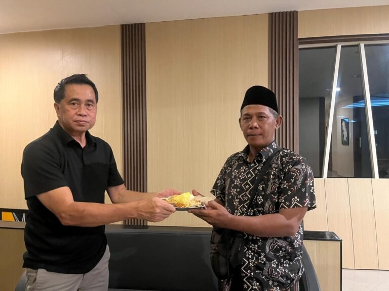 CEO MSI Group Hadiri Potong Tumpeng dan Silaturahmi Wartawan di Pasuruan
Telah dibaca : 824 Kali.